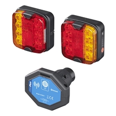 Två trailerlampor med röda och gula LED-lampor, och en stickkontakt med Bluetooth-symbol.